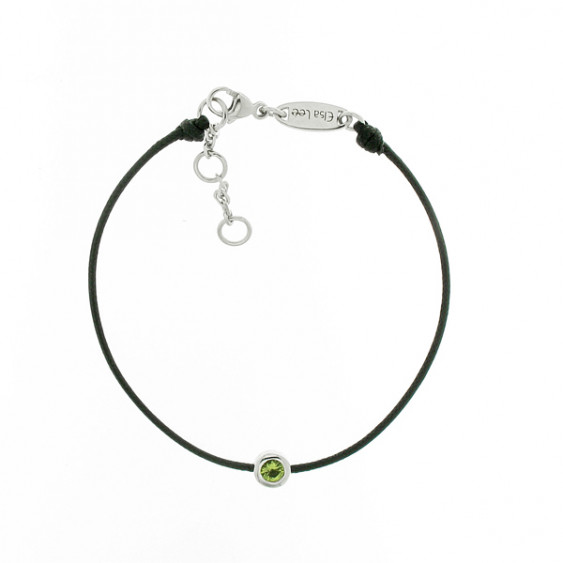 Bracelet sur cordon noir et sa pierre vert Péridot dans son serti clos argent par Elsa Lee.