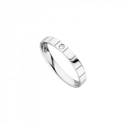 Simply designed wedding ring for women from Elsa Lee Paris, crafted in silver with a single Cubic Zirconia centerpiece