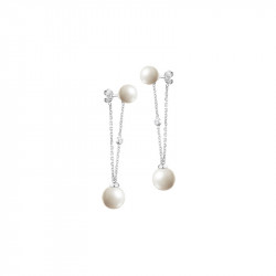Look sophistiqué pour ces boucles d'oreilles Elsa Lee Paris avec chaines en argent 925, perles blanches 8 et 10mm et Zirconia
