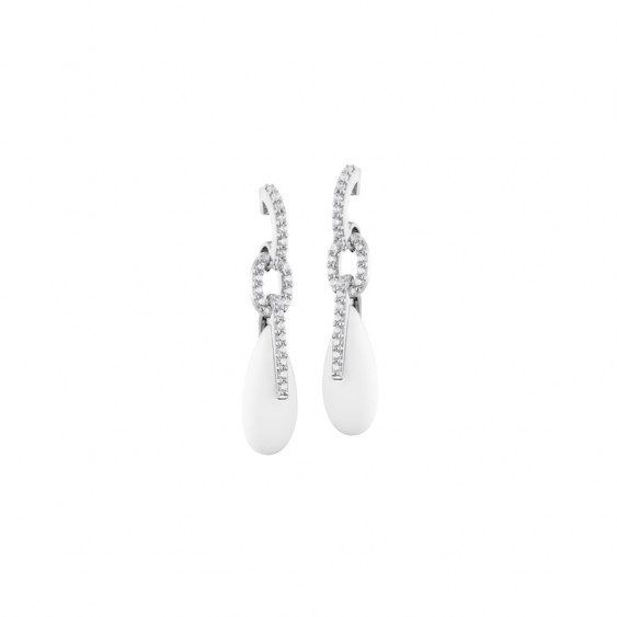 Boucles d'oreilles pendantes Elsa Lee Paris, branches pavées d'oxydes de Zirconium et pendant forme goutte d'eau en émail blanc