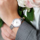 Petite montre nina au bracelet gris irisé en cuir et cadran blanc encerclé d'oxydes de zirconium