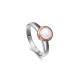 Bague Elsa Lee Paris, collection Memory, en argent 925, une perle blanche 6mm entourée de son socle rhodié rose