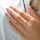 Bague perle blanche et or jaune en forme semi-ouverte. Collection en argent 925