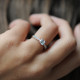 Bague Elsa Lee Paris, collection Tradition, en argent 925, avec des oxydes de Zirconium tailles Princesses et Brillants