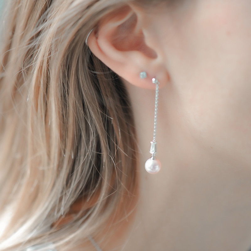 Boucles d'oreilles pendantes Elsa Lee en argent et perles blanches