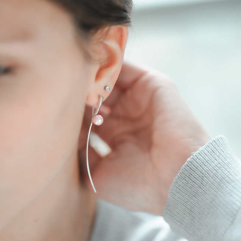 Boucles d'oreilles pendantes perles roses en argent design