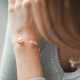 Bracelet jonc perle rose et argent 925, poétique et plein de douceur par Elsa Lee Paris