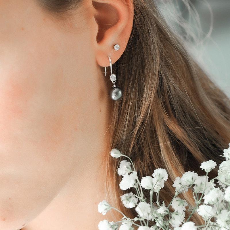 Boucles d'oreilles pendantes Elsa Lee en argent et perles blanches