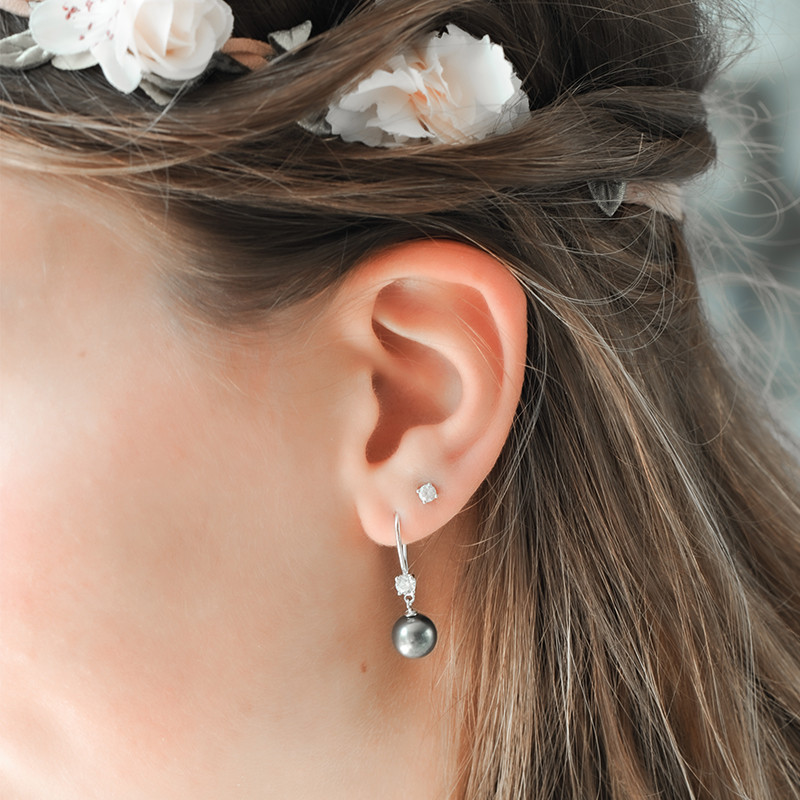 Boucles d'oreilles pendantes Elsa Lee en argent et perles blanches