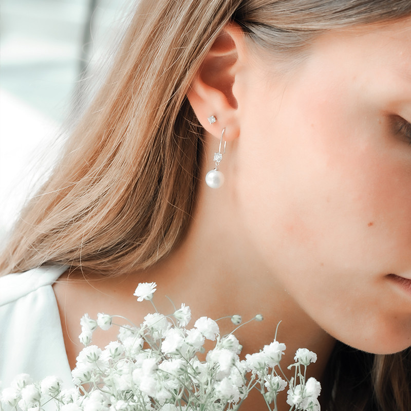 Boucles d'oreilles pendantes Elsa Lee en argent et perles blanches