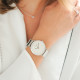 Montre cadran blanc et entouré de brillant bracelet argenté en maille milanaise interchangeable avec un bracelet cuir offert