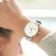 Montre argentée cadran blanc épurée avec fonction day date bracelet argenté en maille milanaise interchangeable avec un bracelet