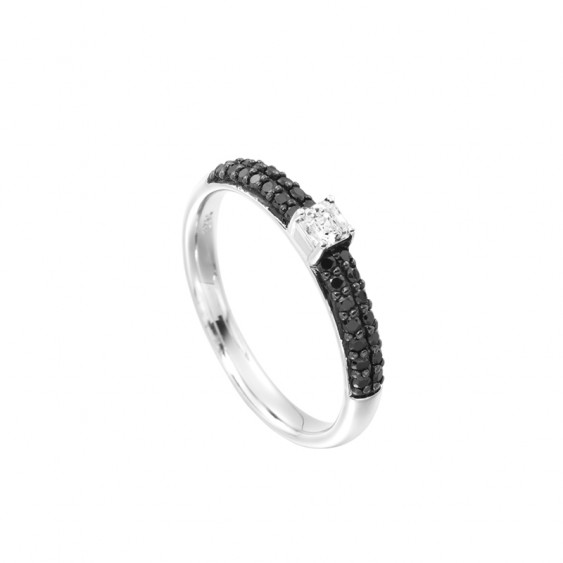 Alliance Surprenante Elsa Lee Paris en argent massif, pavage oxydes de ZIrconium noirs et un brillant blanc au centre