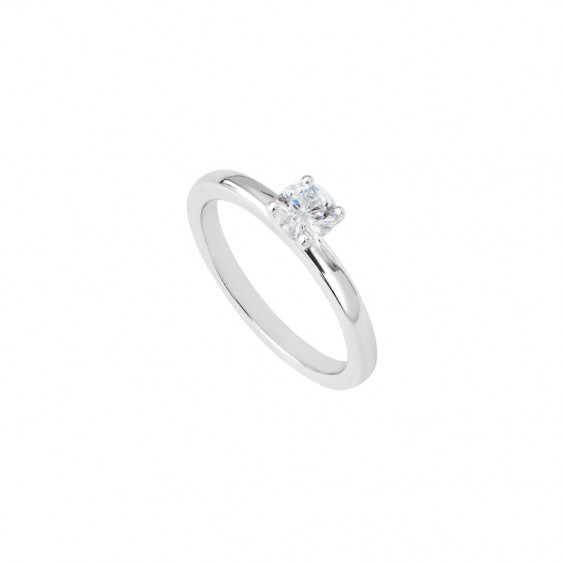 Solitaire Ring in silver by Elsa Lee Paris. A fine and discreet solitaire ring.