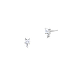 Boucles d'oreilles puces discrète en argent avec sa pierre carrée taille princesse