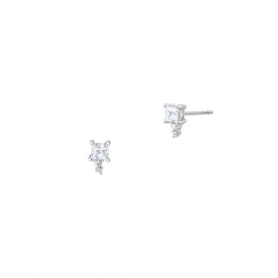 Boucles d'oreilles puces discrète en argent avec sa pierre carrée taille princesse