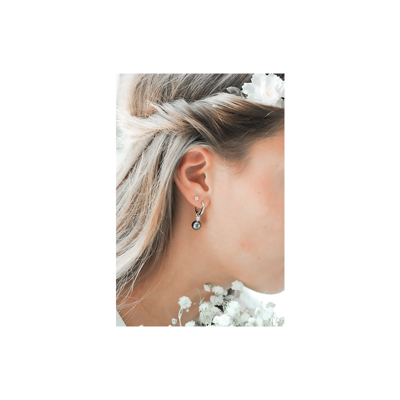 Boucles d'oreilles pendantes Elsa Lee en argent et perles blanches