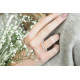 Alliance fine en argent demi tour d'oxyde de zirconium par Elsa Lee Paris 
