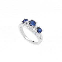 Traditional Trilogy Saphir Ring with a contemporary flair. Ring with 3 blue stone saphir coloured