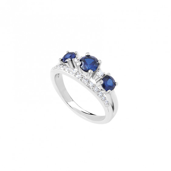 Traditional Trilogy Saphir Ring with a contemporary flair. Ring with 3 blue stone saphir coloured