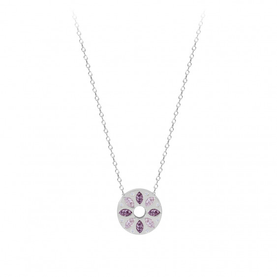 Le collier en argent de la collection Rosalie est caractérisé par un pendentif cercle orné d'oxydes de zirconiums violets 