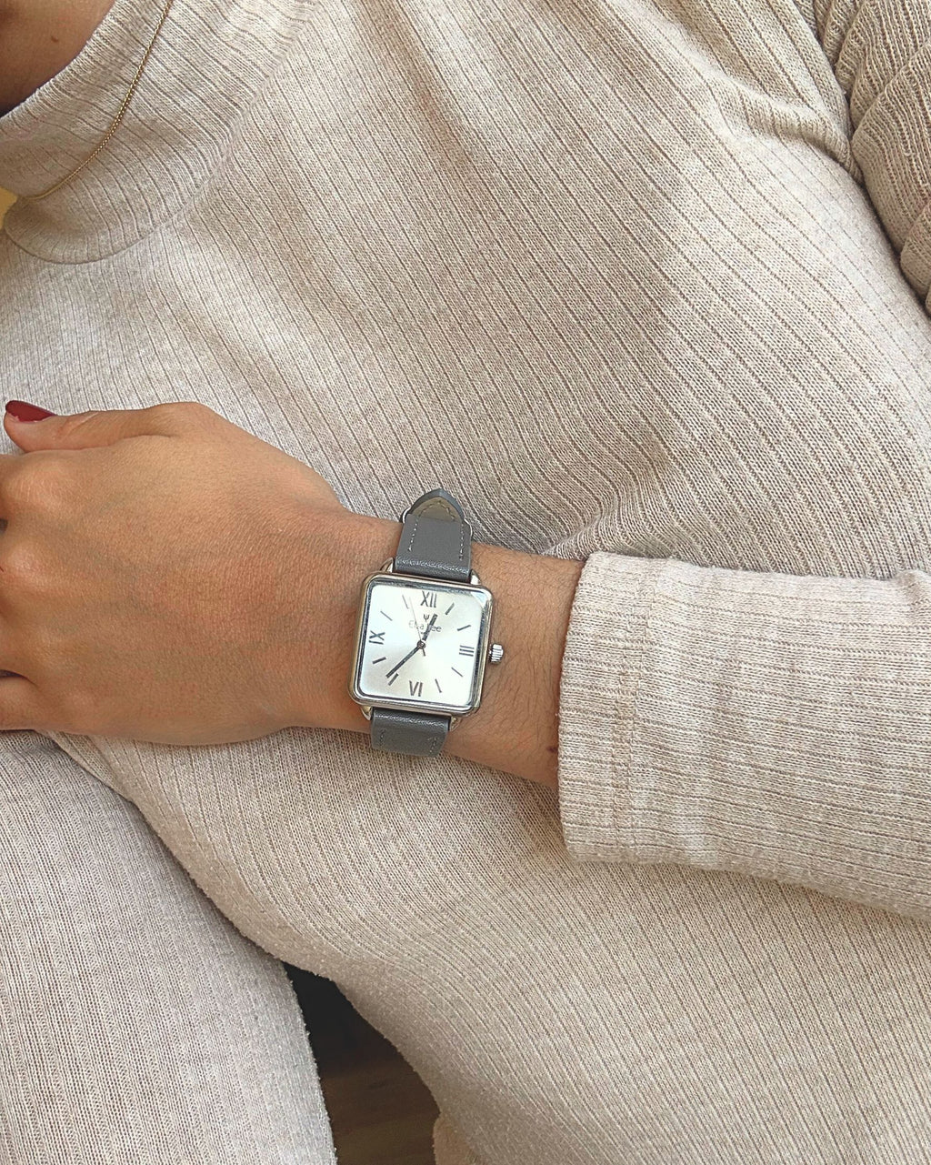 Montre Santa Elsa Lee – Cadre Carré Argent & Bracelet Cuir Gris