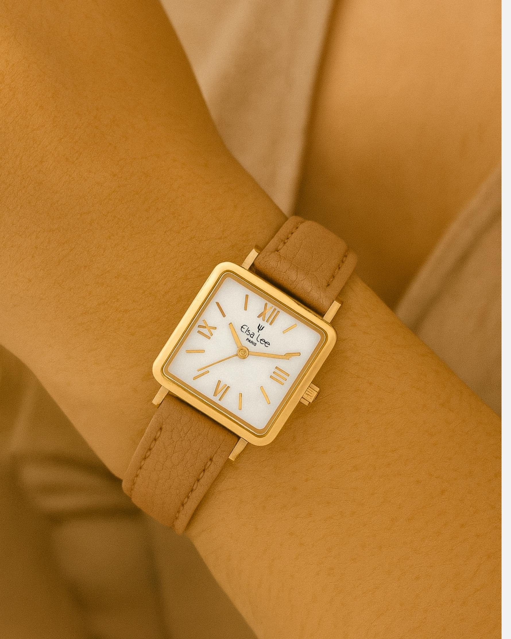 Montre Santa Elsa Lee – Cadre Carré Doré & Bracelet Cuir Beige