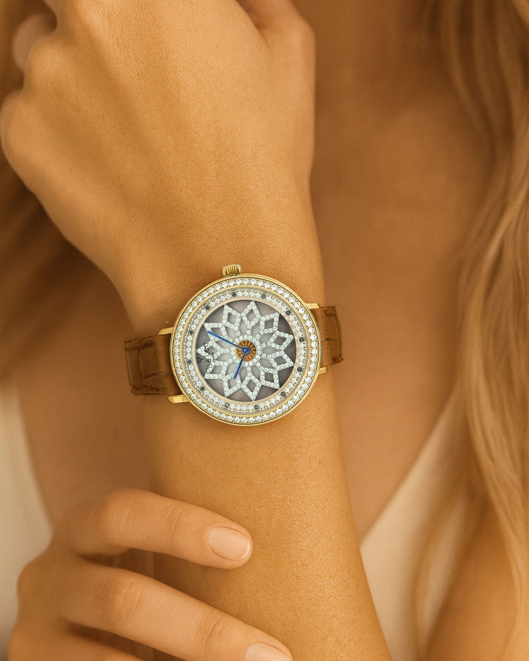 Montre Femme Elsa Lee – Cadran marron motif tournant strass