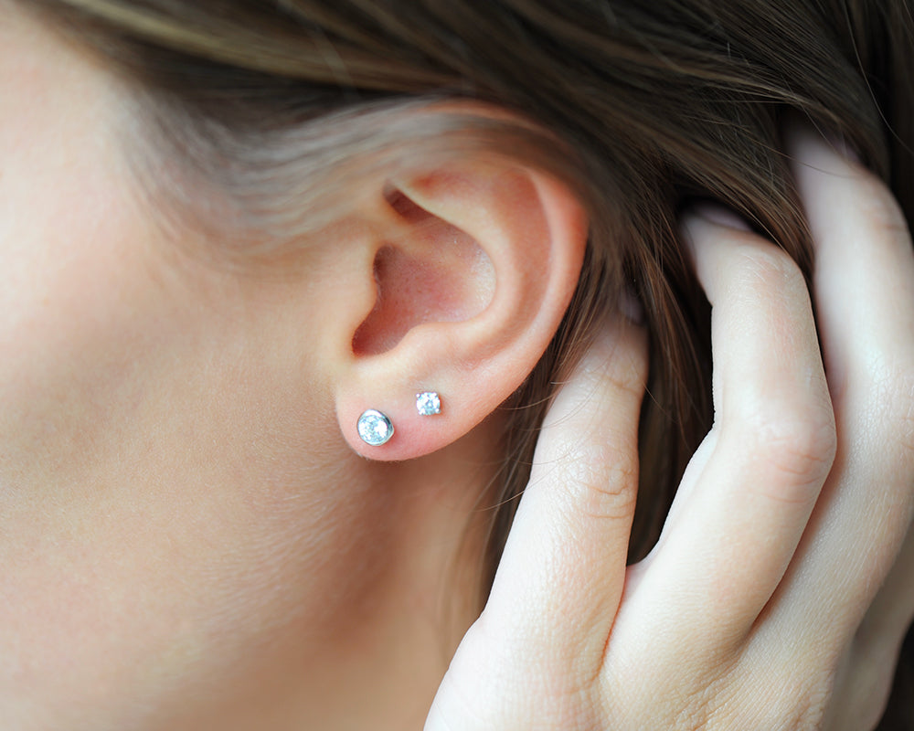 Boucles d’oreilles Solitaire – Puces en argent 925 & zirconium
