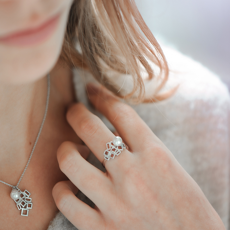 Bague perle blanche et cubes en argent