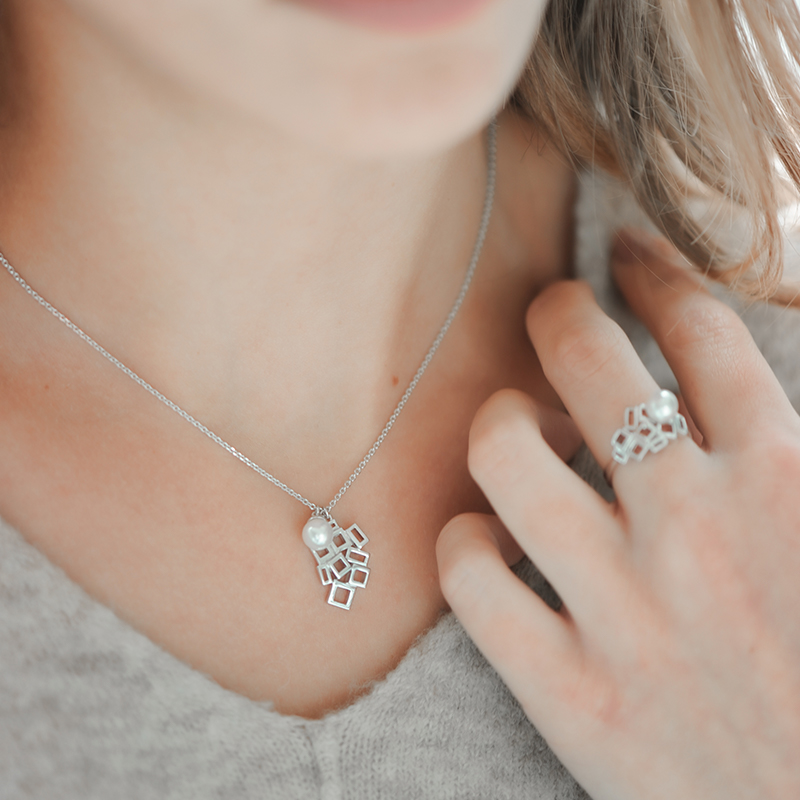 Collier perle blanche et carré en argent