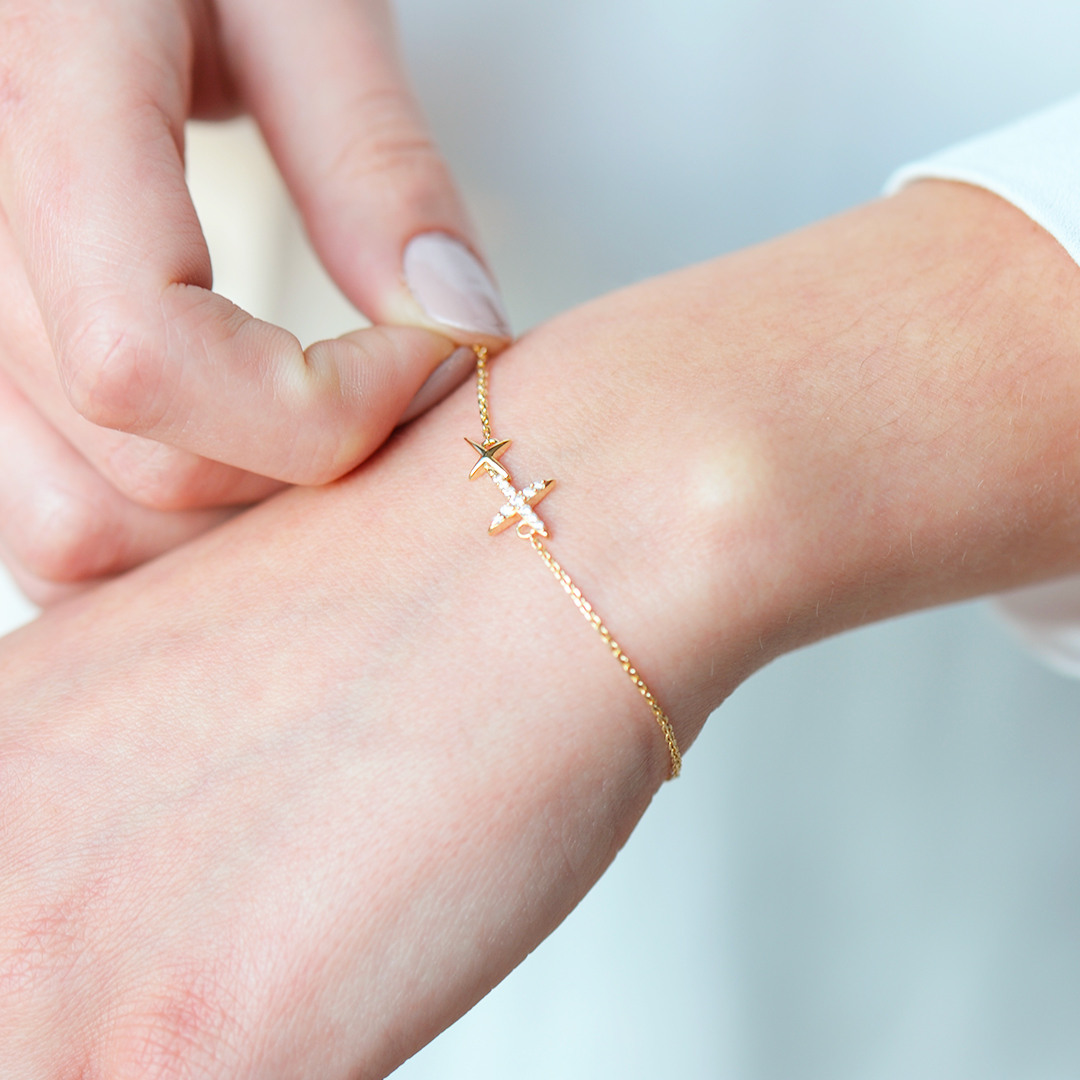 Bracelet chaîne et croix plaqué or jaune